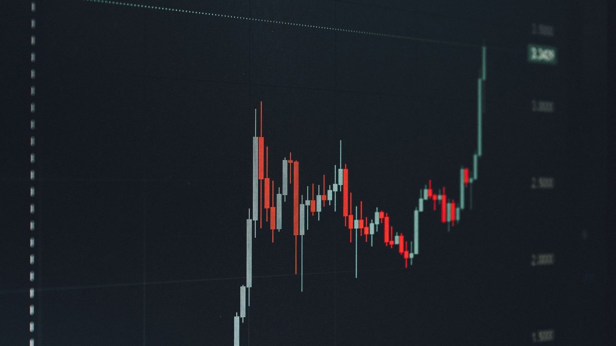 XRP Flashes Rare SuperTrend Buy Signal as On-Chain Losses Hit Record Extremes