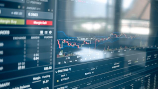 Trump Defends $1.4B Crypto Income as Bitcoin ETF Inflows Snap Back