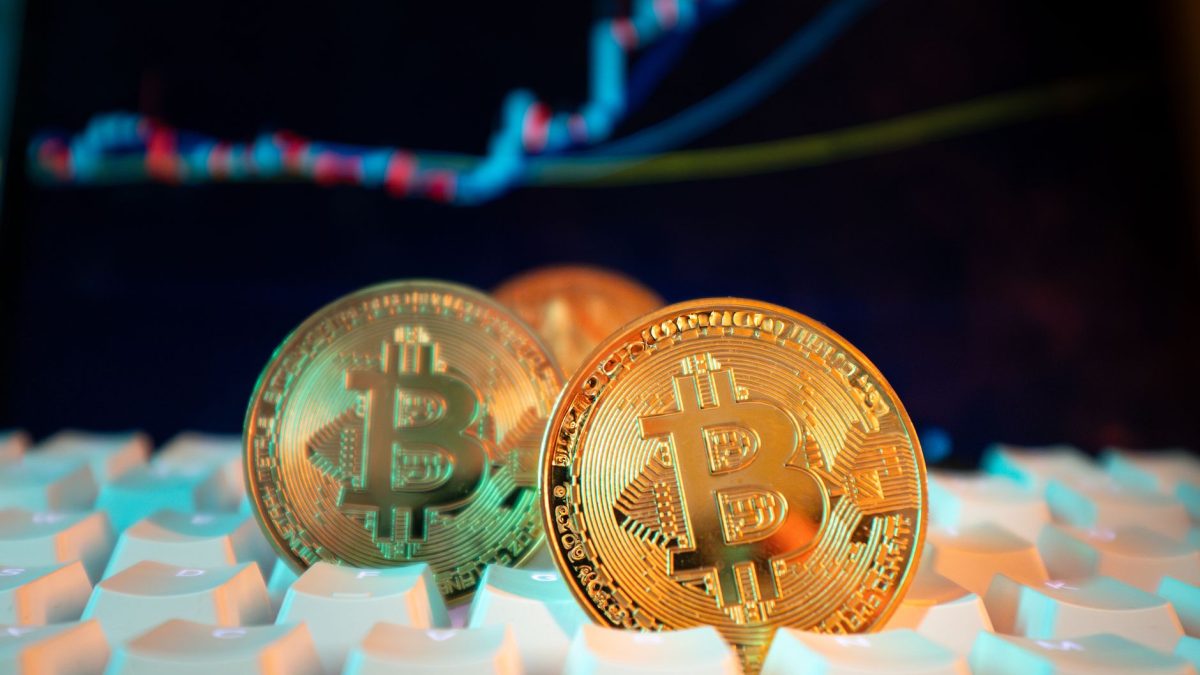 Bitcoin ETF Inflows Return After 10-Day Outflow Streak as Gold Correlation Deepens