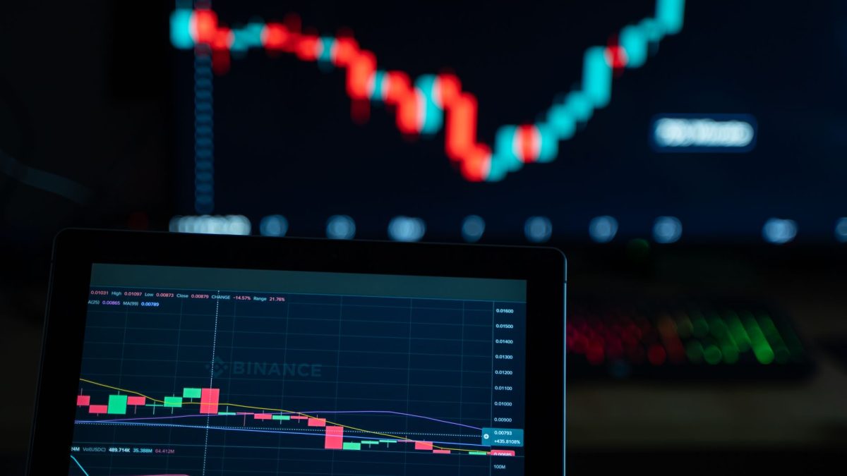 Bitcoin’s Lag Behind Record Stocks Is Temporary, Say Schwab and Hashdex
